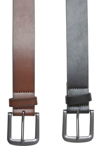 Dos cinturones de cuero, uno marrón oscuro y otro negro, ambos con una textura suave y hebillas metálicas rectangulares con acabado mate.