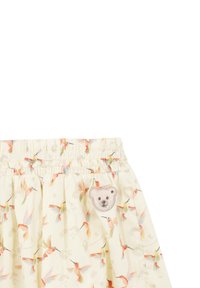 Falda amarilla clara con cintura fruncida y estampado de pájaros coloridos. Incluye un parche de oso gris en la parte frontal, hecho de tejido suave.