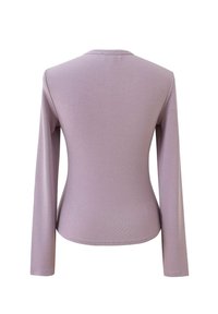 Lavendelfarbene, langärmlige, taillierte Bluse mit Rundhalsausschnitt, von hinten auf einem weißen Hintergrund gezeigt.