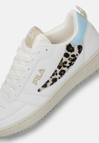 Weißer Sneaker aus strukturiertem Leder, mit einem Leopardenmuster-Akzent, hellblauem Fersenstück und goldenen Logodetails an der Seite.