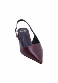 Scarpa slingback in pelle bordeaux con punta affusolata, texture liscia, cinturino regolabile e design minimalista con una piccola fibbia argentata.