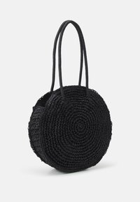 Sac en paille tressée noir, de forme ronde avec deux longues poignées, présentant une surface texturée et un design minimaliste. Aucun matériel ou accent visible.