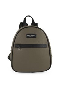 Mochila pequeña y redonda en material texturizado verde oliva con acentos negros, que cuenta con un bolsillo frontal con cremallera y un parche con el logo. Dos correas ajustables.
