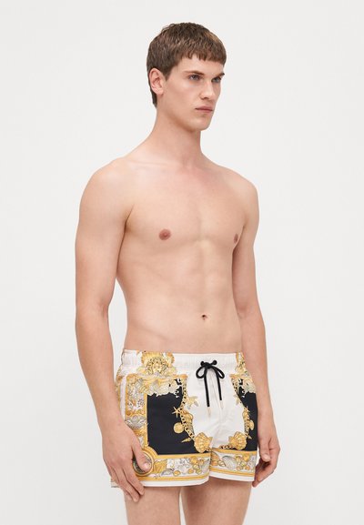 Shorts de bain en tissu léger, présentant un audacieux motif baroque doré et noir, avec une taille élastiquée et un cordon de serrage.