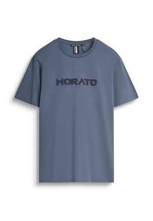 Camiseta de algodón gris con mangas cortas, que presenta la palabra "MORATO" bordada en azul oscuro. Cuello redondo, ajuste casual, textura suave.
