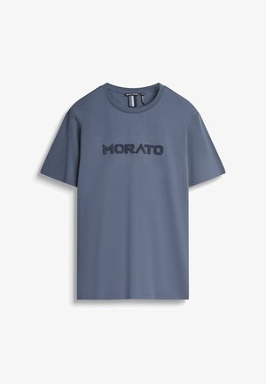 Camiseta de algodón gris con mangas cortas, que presenta la palabra "MORATO" bordada en azul oscuro. Cuello redondo, ajuste casual, textura suave.