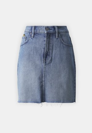 Denim miniskjørt i falmet blå med frynser på kanten, fem-lommers design og tradisjonell knappelukking. Bomullsstoff med litt tekstur.