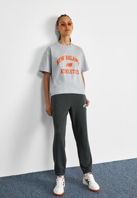 New Balance ESSENTIALS VARSITY - Joggebukse - blacktop