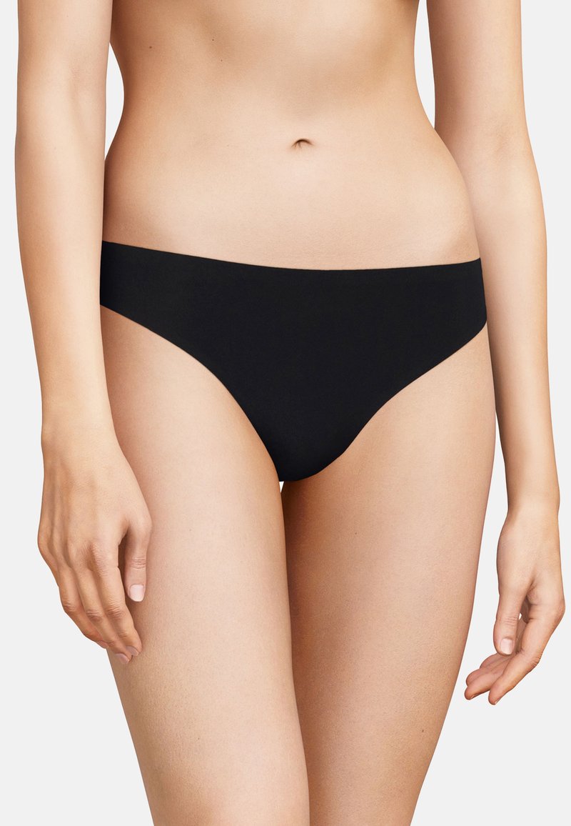 Fondo di bikini nero con un materiale liscio e elastico, dal design a vita bassa. Forma minimalista e bordi senza cuciture per il massimo comfort.
