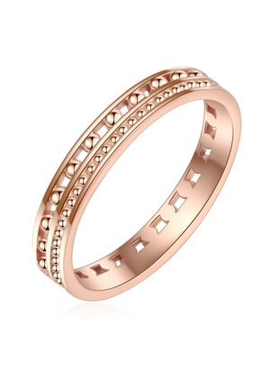 Bague en or rose avec une surface lisse, comportant deux rangées de perles surélevées et des formes découpées alternées le long de l'anneau.