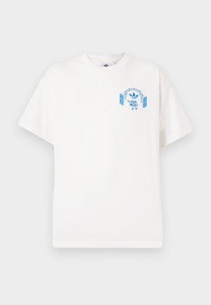 T-shirt en coton blanc à manches courtes, présentant un design graphique bleu d'un personnage avec des enceintes et une arche sur le devant.
