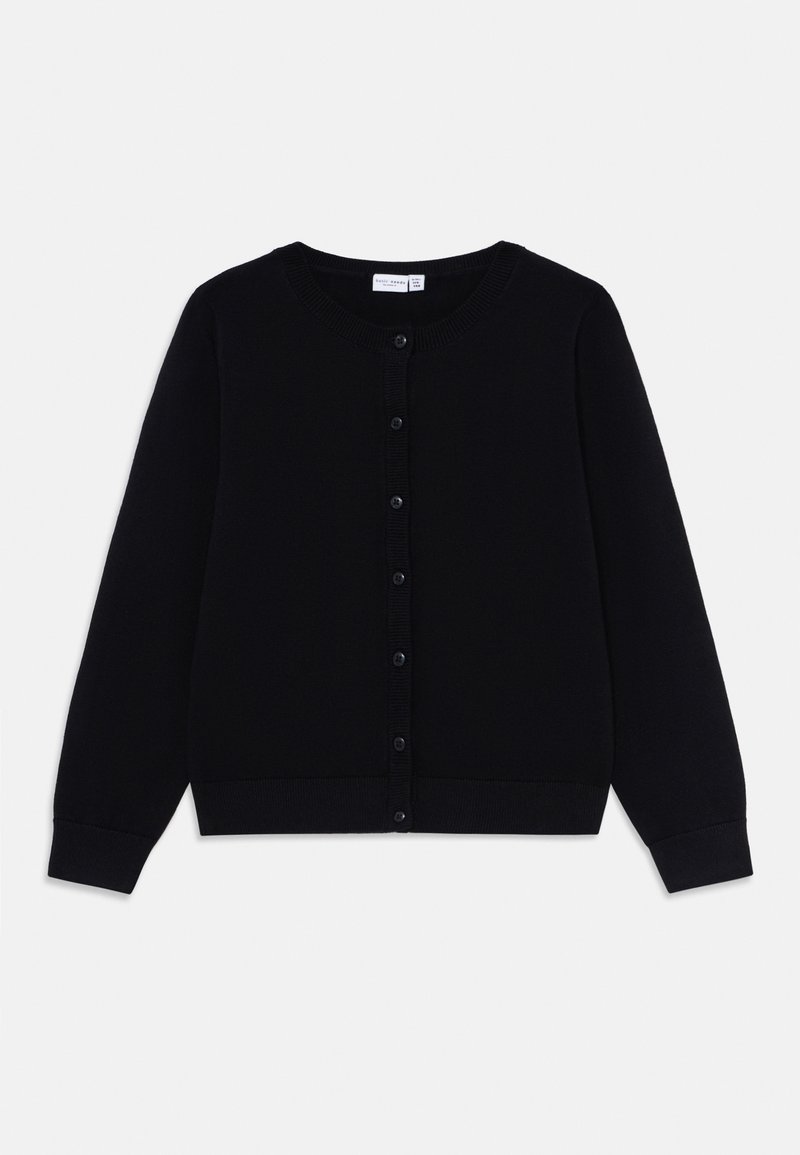 Schwarze, langärmelige Cardigan mit Knöpfen, mit gerippten Bündchen, Saum und Kragen auf weißem Hintergrund.