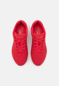 Skechers Wide Fit UNO - Matalavartiset tennarit - red