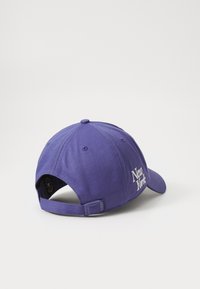 Purple baseball cap made of cotton, featuring a curved brim, adjustable strap, and white "New York" embroidery on the side.