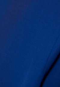 Textil albastru cu o textură netedă, ușor lucioasă. Materialul pare ușor, cu o distribuție uniformă a culorii și fără modele sau accente.