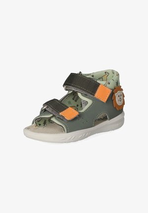 Zielona dziecięca sandałka z odkrytymi palcami, pomarańczowymi akcentami, dwoma regulowanymi paskami, nadrukowaną podszewką i dekoracją z lwem na pięcie.