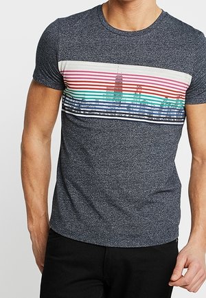 Baumwollmisch-T-Shirt in Marineblau mit einem gestreiften Grafikdesign über der Brust in Pink, Türkis und Blau sowie einer Stadtsilhouette.