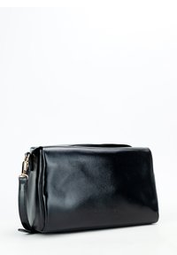 Borsa a pochette in pelle nera con texture liscia, forma rettangolare, chiusura zip e tracolla staccabile. Design minimalista con un marchio discreto.