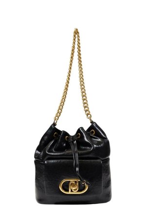 Borsa a secchiello nera in pelle con finitura texturizzata, tracolla in catena dorata e hardware con logo sul davanti. Chiusura a coulisse nella parte superiore.