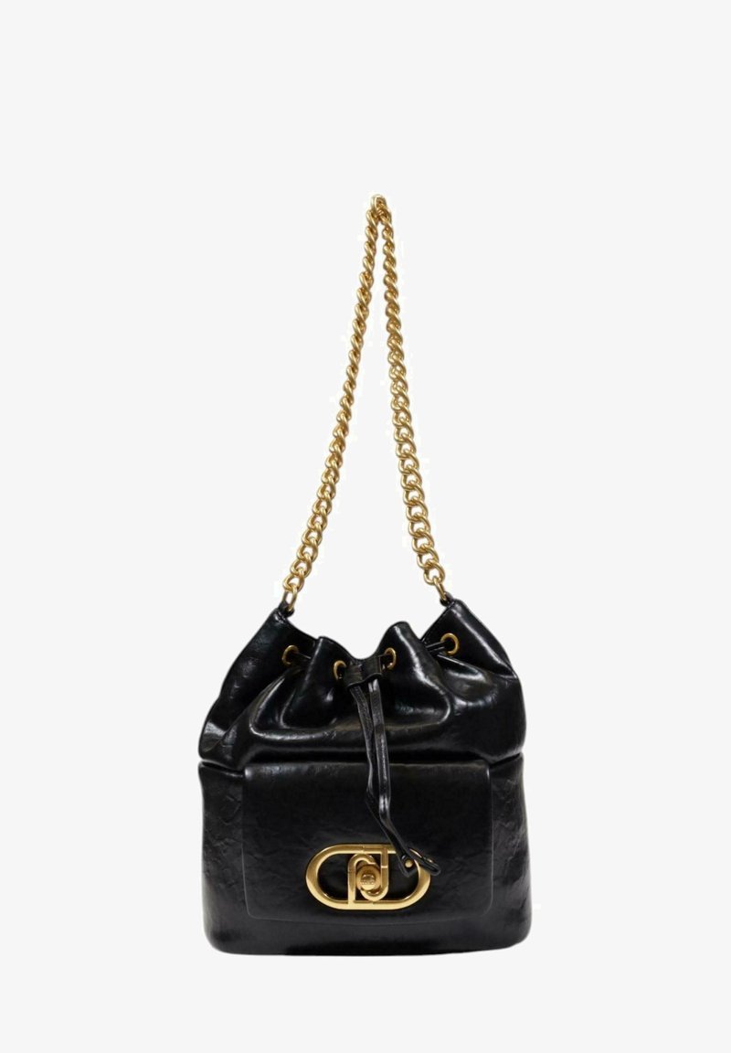 Borsa a secchiello nera in pelle con finitura texturizzata, tracolla in catena dorata e hardware con logo sul davanti. Chiusura a coulisse nella parte superiore.