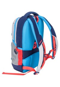 Blå och grå vadderad ryggsäck med meshstruktur, röda detaljer och justerbara remmar. Har ett handtag ovanpå och dragkedjestängningar.