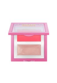 Blush compatto con esterno rosa e coperchio trasparente, con all'interno un vibrante blush rosa e un illuminante beige luminoso con dettagli argentati.