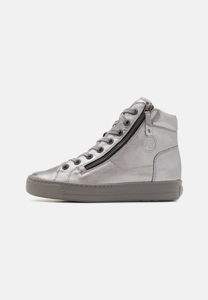Sneaker alta in pelle metallica argento, dotate di zip laterale, design con lacci, suola in gomma grigia e dettagli di cucitura minimi.