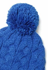 Bonnet tricoté bleu avec un motif en câble texturé, orné d'un pompon en peluche sur le dessus. Fabriqué en fil doux.