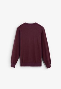 Jersey marrón granate de manga larga, con puños y bajo acanalados, hecho de material suave. Diseño sencillo, sin estampados ni adornos.
