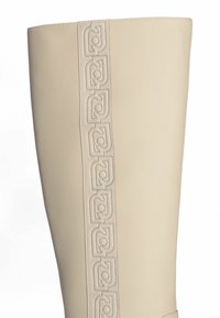 Stivale al ginocchio beige in pelle liscia con un motivo decorativo di cuciture argento lungo il gambale. I dettagli finali sono minimi.