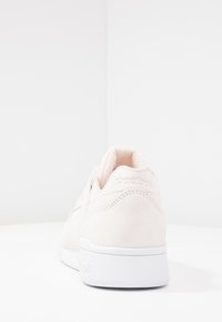 Reebok Classic PLUS COLD - Tenisky - pale pink/white