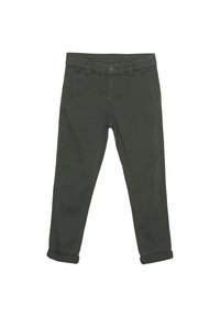 Dunkelgrüne Baumwollhose mit geradem Schnitt, ausgestattet mit Fronttaschen, umgeschlagenem Saum und einem Knopfverschluss an der Taille.