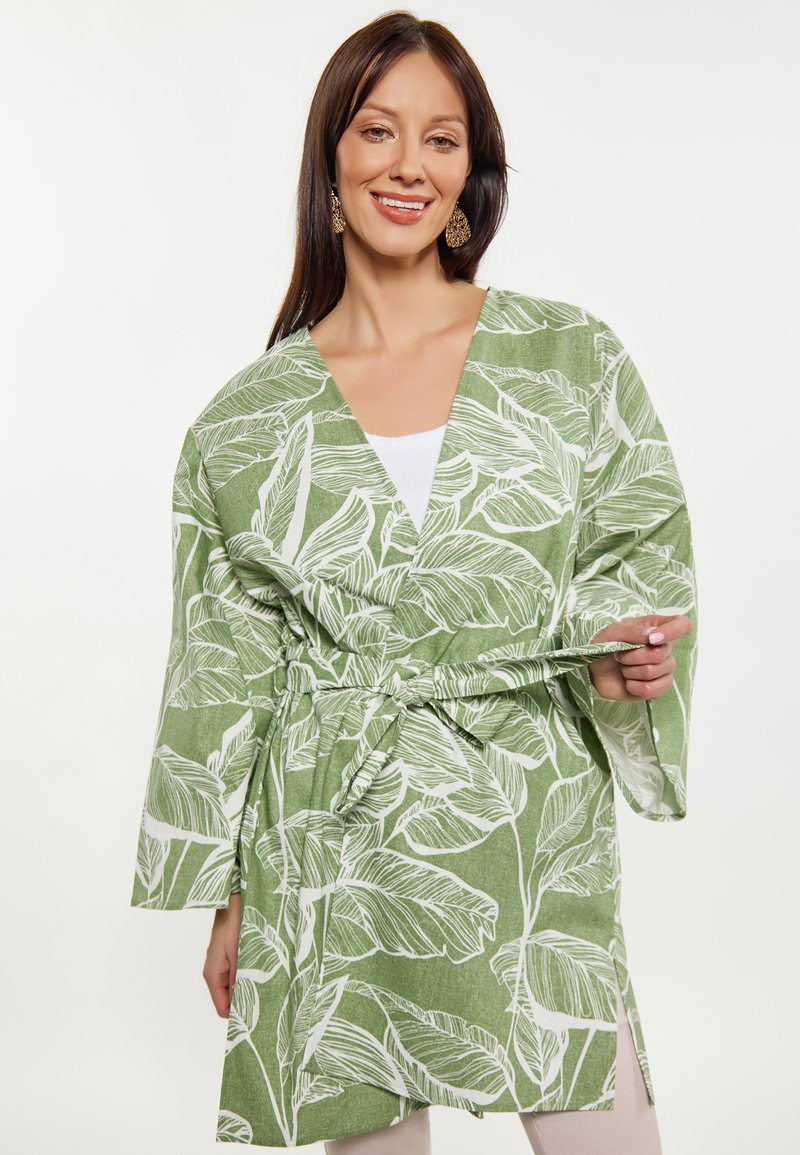 Zeleni kimono s velikim bijelim uzorcima lista, dizajn omote, dugim rukavima i vezanom strukom. Glatka tkanina s opuštenim krojem.