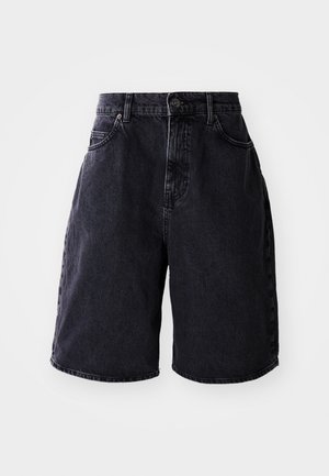 Mustad denim lühikesed püksid, millel on kõrge vöökoht, lai jalg, viie tasku disain ja nupukinnitus, ning õrn fade-efekt kogu ulatuses.