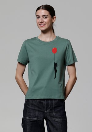 MIT LUFTBALLON - Print T-shirt - green bay