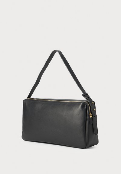 Borsa a tracolla in pelle nera con forma rettangolare, texture liscia e una zip dorata. Presenta un'unica tracolla regolabile per una maggiore versatilità.