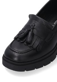 Schwarze Lederloafer mit Quastenakzenten, runder Spitze und kontrastierender dickem Gummisohle. Glatte Textur mit genähten Details.