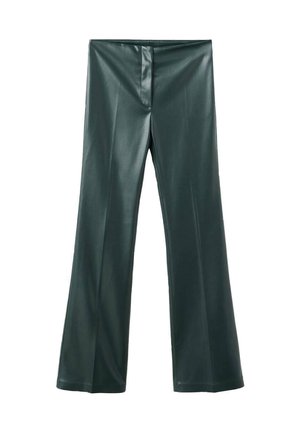 Pantalones acampanados en piel sintética verde oscuro, con una textura suave, cremallera frontal y un diseño de cintura ajustada.