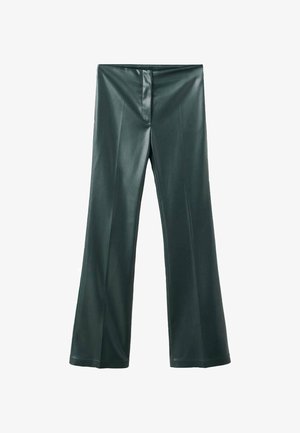 Pantaloni a zampa in finta pelle verde scuro, con una texture liscia, chiusura frontale e un design in vita aderente.