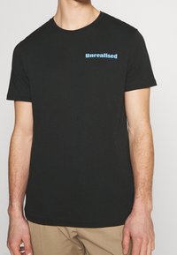 YOURTURN Printtipaita - black