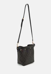 Borsa tote a motivo a scacchi nera e marrone, con base piatta, texture morbida, dettagli dorati e tracolla nera regolabile. Design con apertura superiore.
