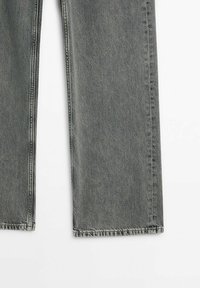 Jeans en denim gris avec une coupe droite, présentant une finition légèrement texturée, des détails de couture visibles et un ourlet net.