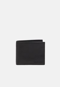 Billetera bi-fold de cuero negro con acabado texturizado. Presenta bordes cosidos y un logotipo en relieve en la esquina inferior derecha.