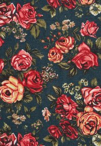 Tela azul oscura con un denso patrón de rosas rojas, rosas y amarillas, y hojas verdes, dispuestas de manera aleatoria por toda la superficie.