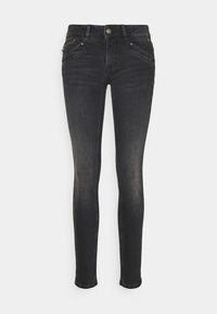 Pantalones vaqueros skinny negros de mezclilla con un diseño clásico de cinco bolsillos, cierre frontal de cremallera y acentos en tono plateado. Detalles desgastados cerca de los bolsillos.