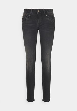 Pantalones vaqueros skinny negros de mezclilla con un diseño clásico de cinco bolsillos, cierre frontal de cremallera y acentos en tono plateado. Detalles desgastados cerca de los bolsillos.