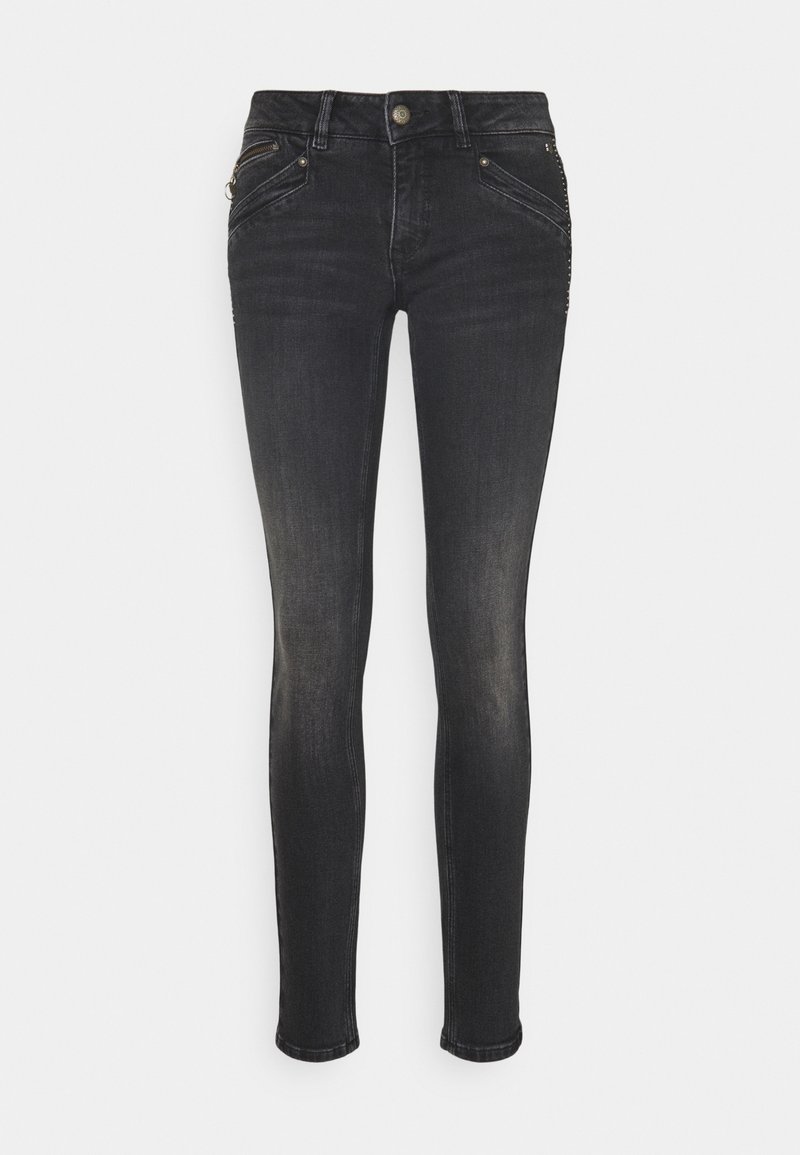 Pantalones vaqueros skinny negros de mezclilla con un diseño clásico de cinco bolsillos, cierre frontal de cremallera y acentos en tono plateado. Detalles desgastados cerca de los bolsillos.