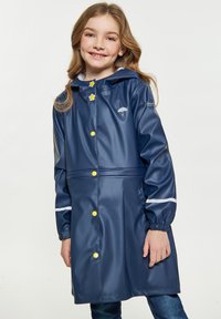 Mornarska nepremočljiva dežna jakna z rumenimi gumbi, sivi poudarki in kapuco. Ima logotip dežnika in elastične manšete. Gladek, sijoč material.