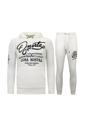 Witte hoodie en trainingsbroek set met zwarte tekst en logo-afdrukken, inclusief de woorden "Omerta," "Cosa Nostra," en "Local Fanatic."
