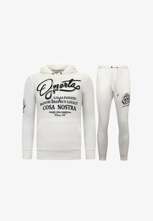 Witte hoodie en trainingsbroek set met zwarte tekst en logo-afdrukken, inclusief de woorden "Omerta," "Cosa Nostra," en "Local Fanatic."